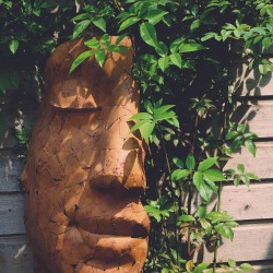 sculpture metal visage vegetation