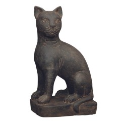 Chat assis en pierre.