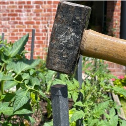 Tuteur avec embout renforcé pour les coups de la massette