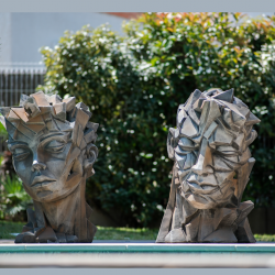 Sculpture visage couple pour terrasse extérieure